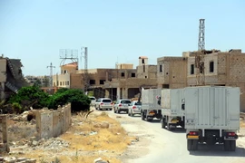 Đoàn xe chở hàng cứu trợ tới Daraya ngày 1/6. (Nguồn: THX/TTXVN)