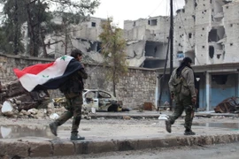 Binh sỹ Syria tuần tra trên đường phố ở Aleppo ngày 14/12. (Nguồn: EPA/TTXVN)