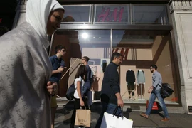 Người dân Anh mua sắm tại khu phố thương mại Oxford ở trung tâm thủ đô London. (Nguồn: AFP/TTXVN