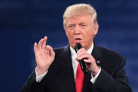 Ông Donald Trump trong cuộc tranh luận trực tiếp thứ hai với bà Hillary Clinton tại St. Louis, Missouri, Mỹ ngày 9/10. (Nguồn: AFP/TTXVN)