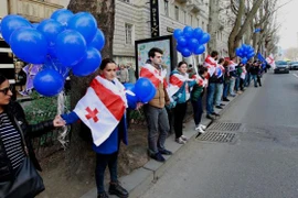 Biểu tình tại Gruzia phản đối chính phủ mua khí đốt của Tập đoàn Nga Gazprom . (Nguồn: AP)