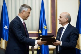 Ông Hashim Thaci (trái) khi là Thủ tướng Kosovo và Chủ tịch LDK Isa Mustafa. (Nguồn: AFP/TTXVN)