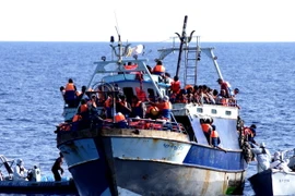 Hải quân Italy cứu người di cư trên biển. (Nguồn: AFP/TTXVN)