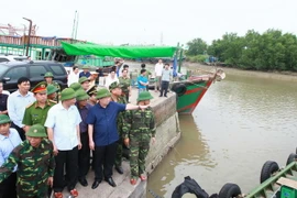 Phó Thủ tướng Trịnh Đình Dũng đi kiểm tra công tác ứng phó với cơn bão số 7 tại cảng Mắt Rồng, xã Lập Lễ, huyện Thủy Nguyên, thành phố Hải Phòng. (Ảnh: Lâm Khánh/TTXVN)