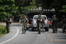 Lực lượng rà phá bom Thái Lan điều tra tại hiện trường vụ tấn công tại tỉnh Narathiwat, ngày 17/2. (Nguồn: AFP/TTXVN)