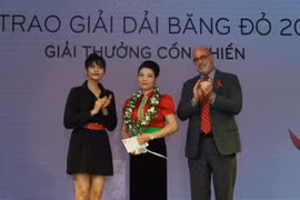 Ban tổ chức trao giải thưởng cá nhân có những đóng góp tích cực trong hỗ trợ những người trong Mạng lưới người sống chung với HIV Việt Nam. (Ảnh: Phương Vy/TTXVN)