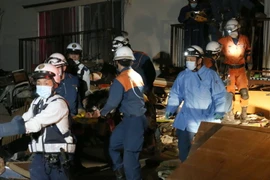 Lực lượng cứu hộ cứu một người dân khỏi căn nhà bị sập do động đất tại Kuammoto ngày 16/4. (Nguồn: AFP/TTXVN)