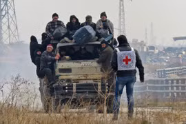 Người dân Syria sơ tán khỏi khu vực do quân nổi dậy kiểm soát ở phía tây Aleppo ngày 16/12. (Nguồn: AFP/TTXVN)