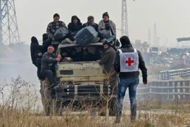 Người dân Syria sơ tán khỏi khu vực do quân nổi dậy kiểm soát ở phía tây Aleppo ngày 16/12. (Nguồn: AFP/TTXVN)