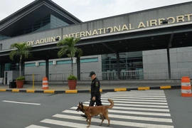 Cảnh sát Philippines tuần tra tại sân bay Manila. (Nguồn: AFP/TTXVN)