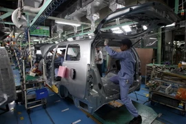 Lắp ráp ôtô tại nhà máy ô tô Toyota Phúc Yên. (Ảnh: Trần Việt/TTXVN)