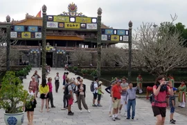 Khách quốc tế tham quan Cố đô Huế. (Ảnh: Quốc Việt/TTXVN)