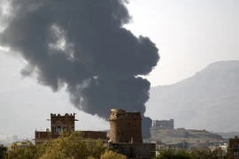 Khói bốc lên sau một cuộc không kích tại thủ đô Sanaa, Yemen. (Nguồn: AFP/TTXVN)