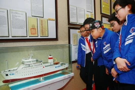 Học sinh Hải Phòng tham quan triển lãm. (Ảnh: Lâm Khánh/TTXVN)