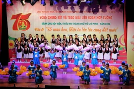 Tiết mục biểu diễn trong Liên hoan hợp xướng kỷ niệm 75 năm thành lập Đội Thiếu niên Tiền phong Hồ Chí Minh. (Ảnh: An Hiếu/TTXVN)