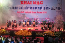 Các liền anh, liền chị Nhà hát Dân ca Quan họ Bắc Ninh biểu diễn Quan họ trong chương trình giao lưu văn hóa Nhật Bản-Bắc Ninh. (Ảnh: Thái Hùng/TTXVN)
