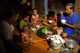 Người phụ nữ này ở tỉnh Quảng Trị phải trông nuôi 5 đứa cháu nội ngoại do bố mẹ chúng đi làm xa sau sự cố môi trường biển. (Ảnh: Tuấn Anh/TTXVN)