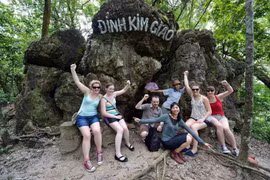Du khách chinh phục đỉnh Kim Giao thuộc Vườn Quốc gia Cát Bà, có độ cao gần 300m so với mặt nước biển. (Ảnh: Thanh Hà/TTXVN)