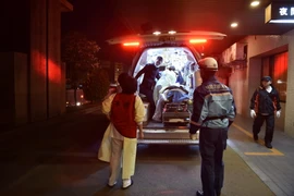 Chuyển người bị thương tới bệnh viện ở thành phố Kumamoto sau động đất ngày 16/4. (Nguồn: AFP/TTXVN)