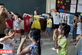 Cô giáo Trần Thị Ngời và các học trò