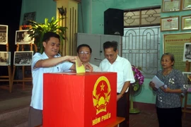 Cử tri bỏ phiếu bầu cử tại khu vực bỏ phiếu số 7, phường Hoàng Văn Thụ, thành phố Bắc Giang. (Ảnh: Việt Hùng/TTXVN)