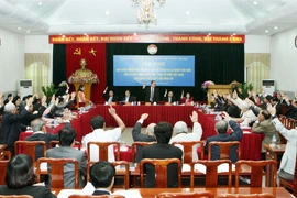 Các đại biểu biểu quyết thông qua đại biểu cơ quan chuyên trách và cá nhân tiêu biểu của Mặt trận ứng cử Đại biểu Quốc hội khoá XIV. (Ảnh: Nguyễn Dân/TTXVN)