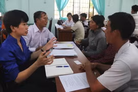 Các luật sư giúp hộ dân tiến hành các thủ tục pháp lý. (Ảnh: Mạnh Dương/TTXVN)