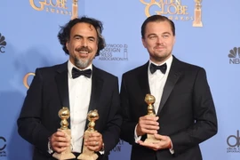 Nam tài tử Leonardo DiCaprio (phải) và đạo diễn Alejandro González Iñárritu đoạt giải tại Lễ trao giải Quả cầu vàng lần thứ 73 ở Beverly Hills, California ngày 10/1. (Nguồn: AFP/TTXVN)