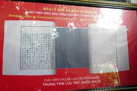 Bản khắc, bản chữ Hán và bản phiên âm của Mộc bản triều Nguyễn ghi chép về Hoàng Sa và đảo Lý Sơn. (Ảnh: Sỹ Thắng/TTXVN)