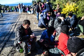 Người tị nạn Syria đến đảo Lesbos, Hy Lạp từ Dikili, miền tây Thổ Nhĩ Kỳ, ngày 5/3. (Nguồn: AFP/TTXVN)