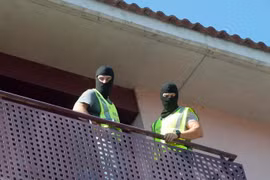 Cảnh sát Tây Ban Nha làm nhiệm vụ trong chiến dịch chống khủng bố tại Girona. (Nguồn: EPA/TTXVN)