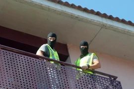 Cảnh sát Tây Ban Nha làm nhiệm vụ trong chiến dịch chống khủng bố tại Girona. (Nguồn: EPA/TTXVN)