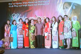 Đại sứ quán Việt Nam trao quà cho các chị em tiêu biểu. (Ảnh: Hoàng Nhương/Vietnam+)
