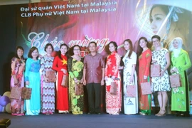 Đại sứ quán Việt Nam trao quà cho các chị em tiêu biểu. (Ảnh: Hoàng Nhương/Vietnam+)
