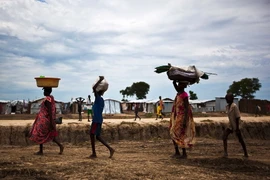 Người dân Nam Sudan tại một trại của Liên hợp quốc, nơi tạm trú của khoảng 118.000 người bị mất nhà do cuộc nội chiến, ngày 17/9. (Nguồn: AFP/TTXVN)