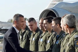 Tổng thư ký Jens Stoltenberg (trái) thăm các binh sỹ NATO tại căn cứ không quân Lask, Ba Lan tháng 10/2014. (Nguồn: AFP/TTXVN)