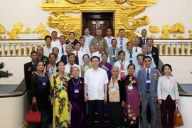 Phó Thủ tướng Vương Đình Huệ với các đại biểu. (Ảnh: Phương Hoa/TTXVN)