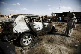 Hiện trường một vụ đánh bom xe ở thành phố Samawa, Iraq, do Is tiến hành ngày 1/5. (Nguồn: AFP/TTXVN)