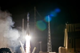 Tên lửa đẩy Soyuz mang theo vệ tinh Galileo 9 và 10 rời bệ phóng tại trung tâm phóng vệ tinh ở Guiana thuộc Pháp ngày 11/09/2015. (Nguồn: AFP/TTXVN)