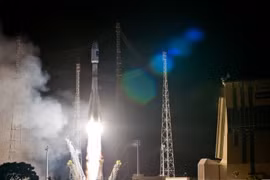 Tên lửa đẩy Soyuz mang theo vệ tinh Galileo 9 và 10 rời bệ phóng tại trung tâm phóng vệ tinh ở Guiana thuộc Pháp ngày 11/09/2015. (Nguồn: AFP/TTXVN)