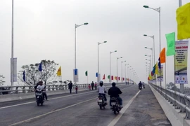 Cầu Tân Phong bắc qua sông Đào, Nam Định - được xây dựng bằng nguồn vốn ODA của Chính phủ Nhật Bản. (Ảnh: Văn Đạt/TTXVN)