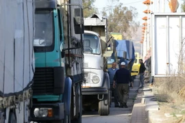 Đoàn xe chở hàng hóa cứu trợ của LHQ tới khu vực thị trấn Moadimayet al-Sham, ngoại ô thủ đô Damascus của Syria ngày 17/2. (Nguồn: AFP/TTXVN)