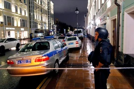 Cảnh sát Nga phong tỏa hiện trường vụ bắt cóc con tin ở trụ sở Citybank, Moskva ngày 24/8. (Nguồn: EPA/TTXVN)