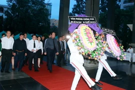 Đoàn đại biểu Văn phòng Chính phủ viếng đồng chí Nguyễn Văn Chính. (Nguồn: TTXVN) 