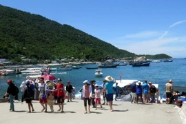 Đông đảo du khách ra thăm Khu dự trữ sinh quyển thế giới Cù lao Chàm, Quảng Nam. (Ảnh: Đỗ Trưởng/TTXVN)