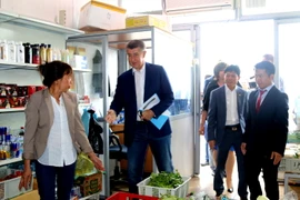 Phó Thủ tướng Séc A.Babis thăm một cửa hàng bán thực phẩm của người Việt tại Trung tâm thương mại Sapa. (Ảnh: Ngọc Mai/Vietnam+)