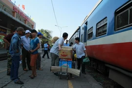 Hành khách được trung chuyển tại ga Biên Hoà. (Ảnh: Sỹ Tuyên/TTXVN)