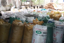 Mỡ bẩn chứa trong các bao tải phát hiện tại một cơ sở chế biến tại Hà Nội. (Nguồn: TTXVN)