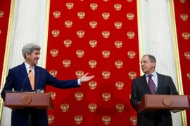 Ngoại trưởng Nga Sergey Lavrov (phải) và Ngoại trưởng Mỹ John Kerry. (Nguồn: AFP/TTXVN)