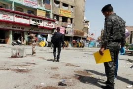 Cảnh sát Iraq điều tra tại hiện trường một vụ đánh bom liều chết ở Baghdad. (Nguồn: AFP/TTXVN)
